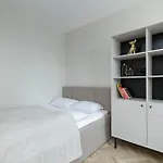 Cozy With Workspace In The Center By Renters Διαμέρισμα