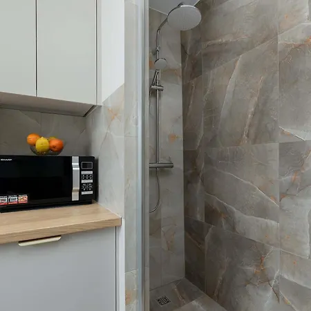 Cozy With Workspace In The Center By Renters *
